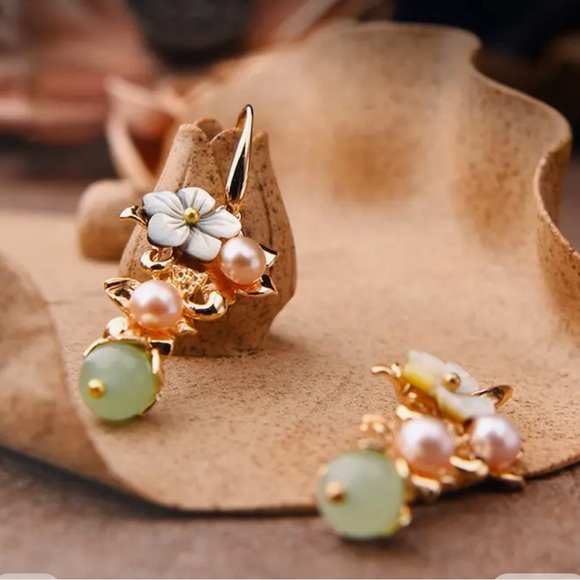 FLOWER WITH FRESHWATER CHAMPAGNE COLOR PEARL and GREEN JADE DROP EARRINGS NWOT - Picture 4 of 7